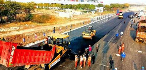 三一重工无人驾驶智能摊铺机助力上海朱建路道路改建工程