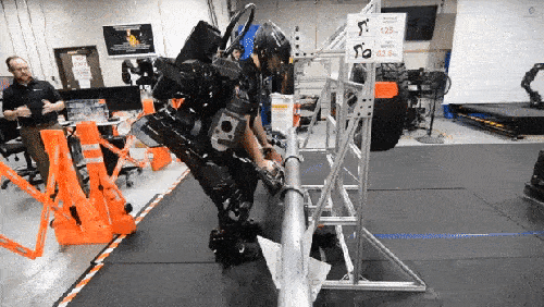 世界首台独立电池供电的外骨骼机器人即将起售！举重如探囊取物