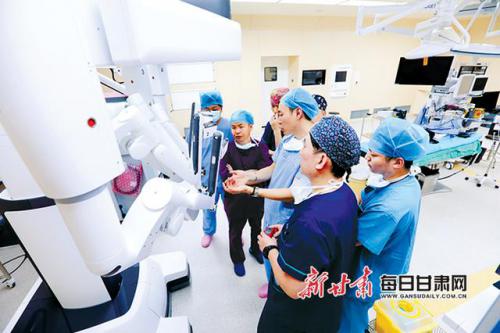 甘肃省首台第四代“达芬奇”机器人兰大二院“首秀”