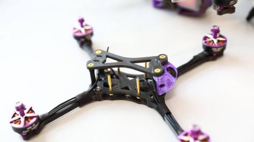 21岁大学生发明竞速无人机，2秒钟就能达180公里/小时