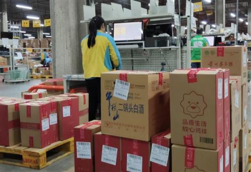 苏宁年货节货满仓曝光 AGV、机械臂齐上阵