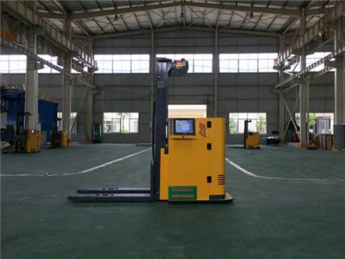 富士康工业显示器在激光导航AGV叉车的应用