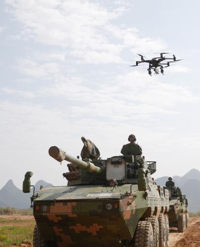 从电影变成现实：国产小型无人机武装到了牙齿，蜂群攻击铺天盖地