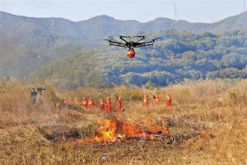 无人机携带实弹协同作战灭火