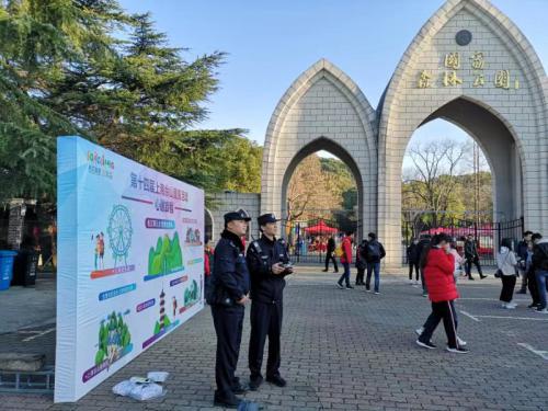 警方出动无人机保障上海最高峰的元旦登高活动……