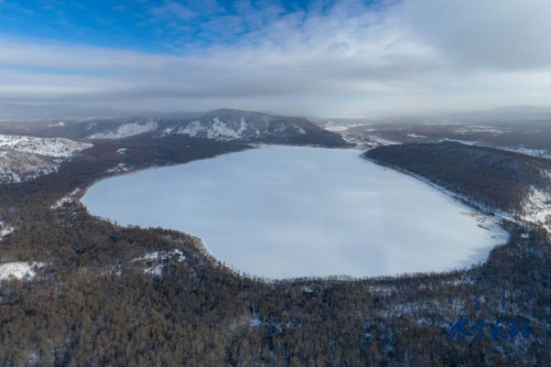 这地儿貌似百慕大三角 无人机莫名失控 撞树跌落后竟还可以起飞！