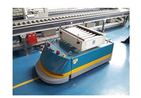 “小橙人”仓储AGV机器人是否会偷走快递小哥的工作