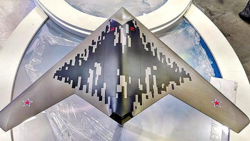 新型隐形无人机，S-70“Okhotnik-B”将成为飞行员的千里眼 