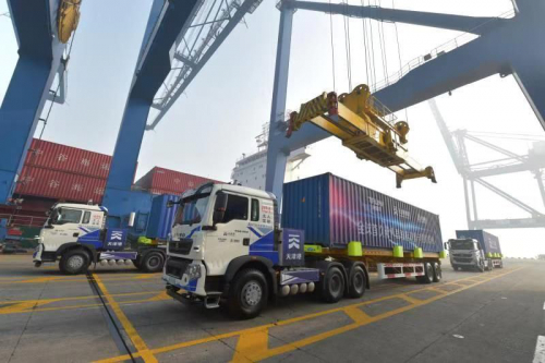 中国造！全球首次无人驾驶电动集卡整船作业成功