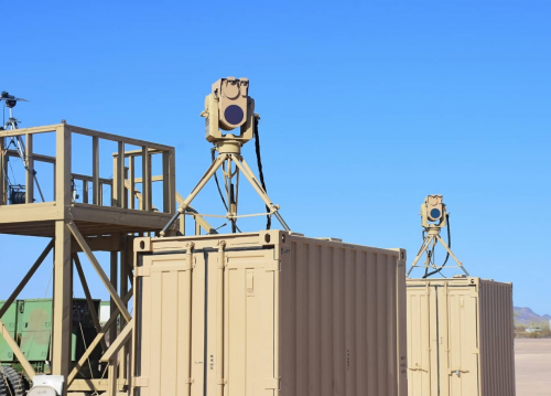 美激光武器对战100架无人机，顷刻击落30架，未来战争模式开启 