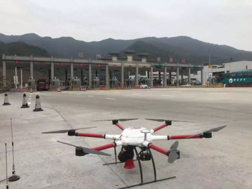 视频：广东肇庆交警无人机喊话教育安全驾驶