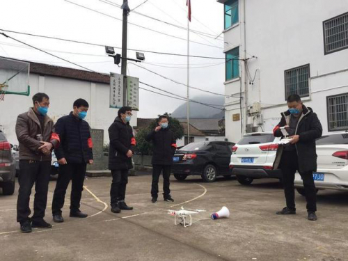 “无人机+小喇叭”播放方言顺口溜 喊话村民防控疫情