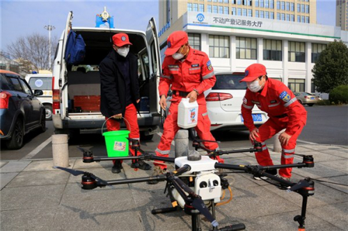 无人机喷洒消毒液