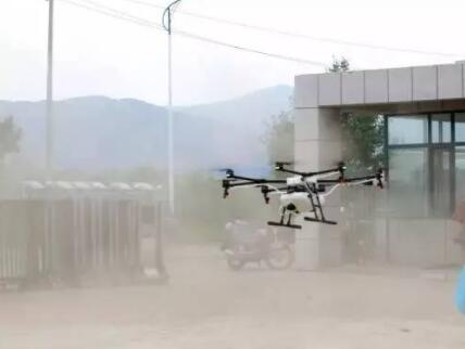 操控无人机进行消毒 37条街路即将完成消杀