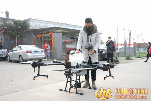 为村民高空消毒防疫 绵竹小伙用上农用无人机