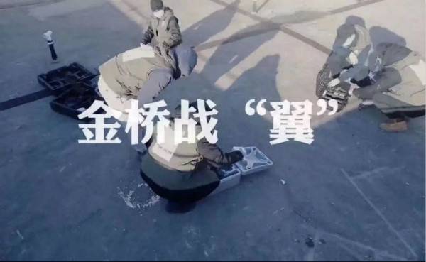 抗疫在社区｜浦东这个社区用无人机助力疫情防控：能识车牌 还能无接触测体温