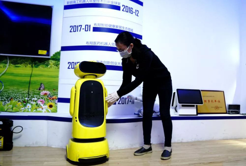 无人机喊话，机器人测体温……期待更多“黑科技”加入战“疫” 