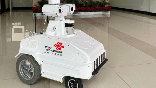 智慧抗疫 浙江联通5G测温巡警机器人出动！