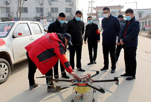 西华后石羊村用无人机为村喷药消毒抗击疫情