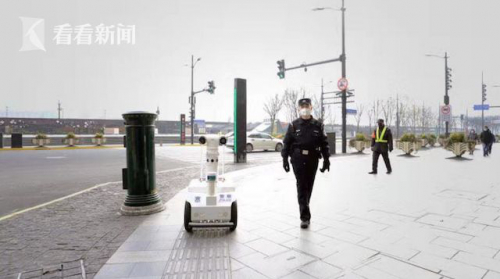 无人机隔空喊话 巡逻机器人念起“防疫经”