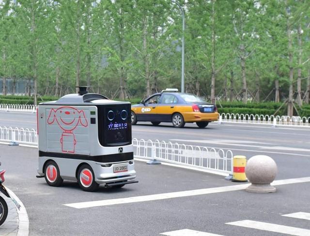 无人机巡逻喊话、疫情排查、送药消毒，抗疫战中机器人化身战士