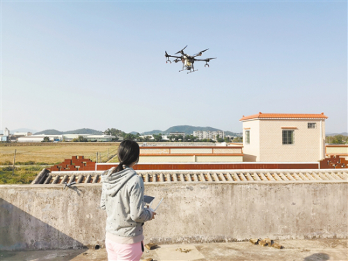 斗山镇五福村利用高科技抗击疫情 无人机空中喷洒消毒液