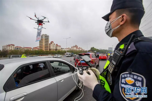 深圳、上海使用无人机悬挂二维码，市民登记进城