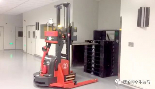 “木牛流马”移动机器人和“木牛流马”托盘整理机协作