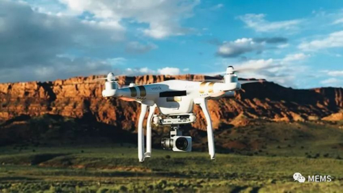 无人机新用途：配备热成像传感器为居民测体温 