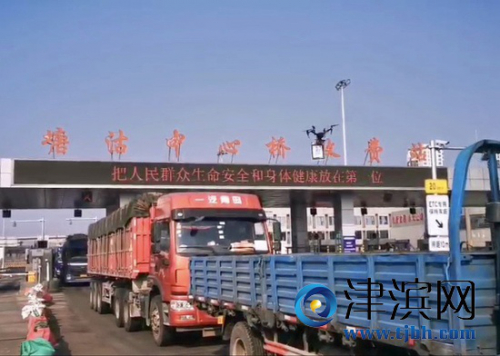 滨海新区：无人机悬挂二维码 司机 “空中”扫码登记进城