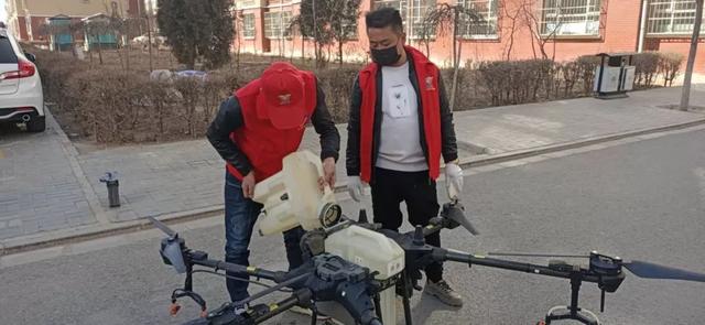 坚定信心 战“疫”必胜｜无人机喷洒消毒 防疫队伍新增“志愿者”