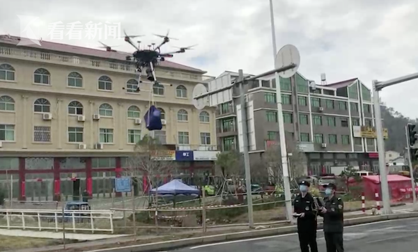 警队出动无人机 为老人空投药品和生活物资