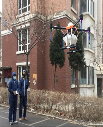 在水一方小区无人机喷洒消毒剂 打响空中战“疫”