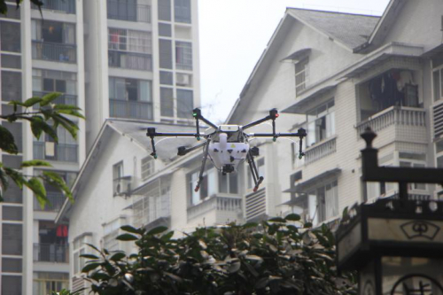 无人机消洒忙 我区首次使用无人机进行公共区域消毒作业