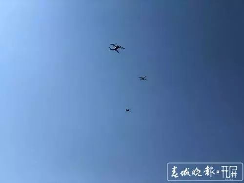 买买！昆明无人机“隔空喊话”：“大爹大妈，不要打牌了噶！” 