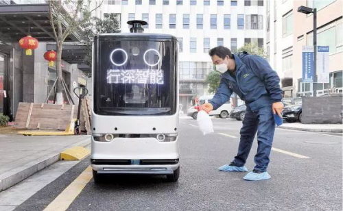 外地防疫经验｜机器人送餐、春耕分时下地…防疫复工两不误