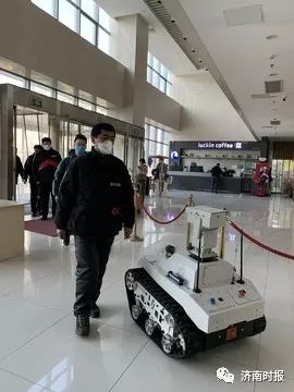 测体温、人脸识别……山东济南这里率先用上“防疫机器人”