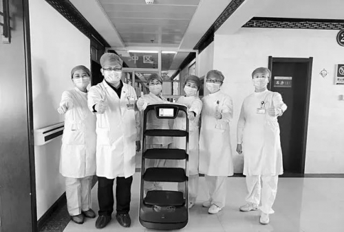 隔离病区，机器人“小护士”忙着送餐送药