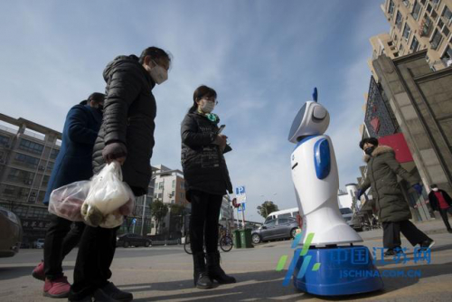 江苏海安：机器人街头宣传防疫知识