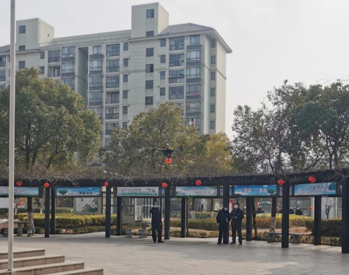 “快、准、稳”小身材有多功能 上海警方探索无人机助力疫情防控