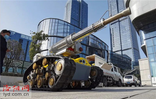 洛阳防疫消毒机器人上岗！无死角喷雾消毒