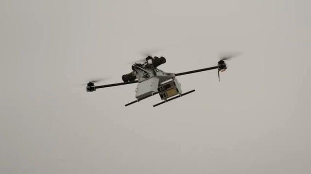 一国是把旋翼无人机玩出了新花样，带火箭筒上天，可打坦克攻碉堡