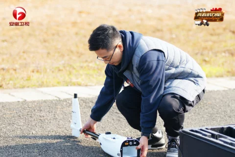专业无人机展现“飞翔鸟”实力 郭海欣裴浩正化身“追捕猎人”