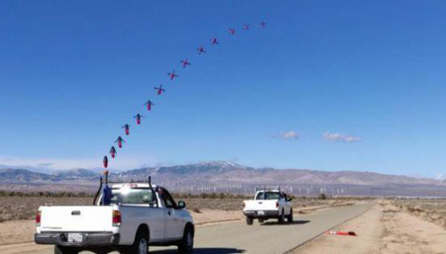 美军改装棒球机发射无人机 装在军用车辆行进中发射