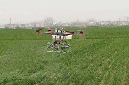 春回大地 四川南充“无人机”喷洒农药助力“春耕”