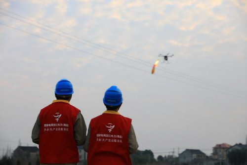 风筝挂电线 海盐电力用喷火式无人机消除隐患