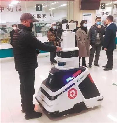 1秒测温！沈产医疗巡检机器人 “上岗”喊你测温登记