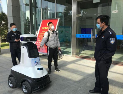 移动5G科技抗“疫”：5G防疫机器人投入使用