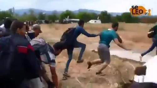 无人机航拍涌向欧洲的叙难民遭铁丝网警棍催泪弹和水炮拦截 暴烈而凄惨