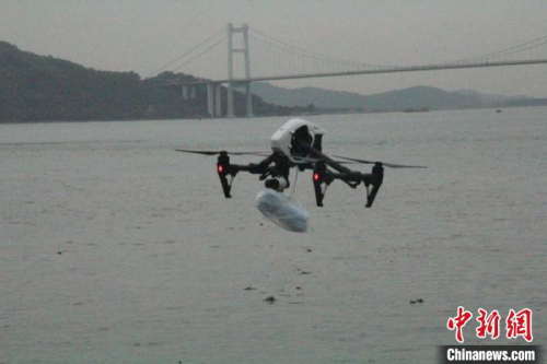 海事无人机"空投"口罩助船舶安心出港